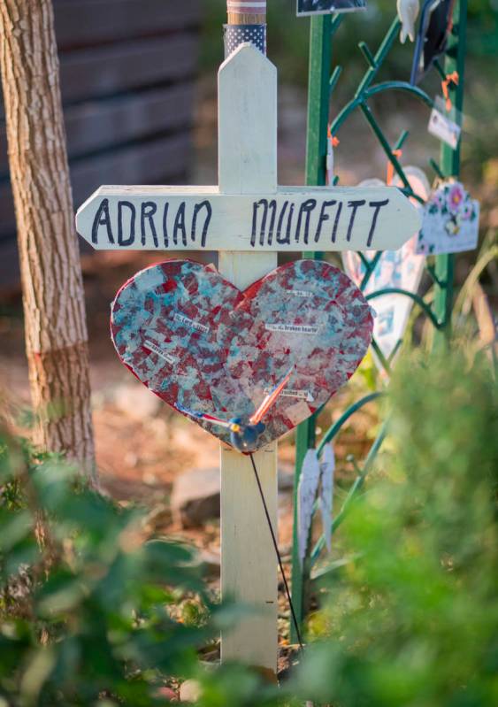 Una cruz en memoria de la víctima del tiroteo del festival Route 91 Harvest, Adrian Murfitt, e ...