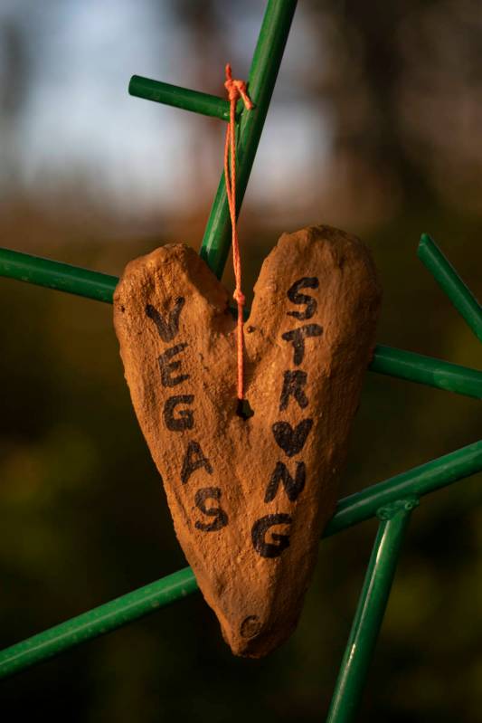 Recuerdos adornan el monumento de las víctimas del festival Route 91 Harvest. (Elizabeth Page ...