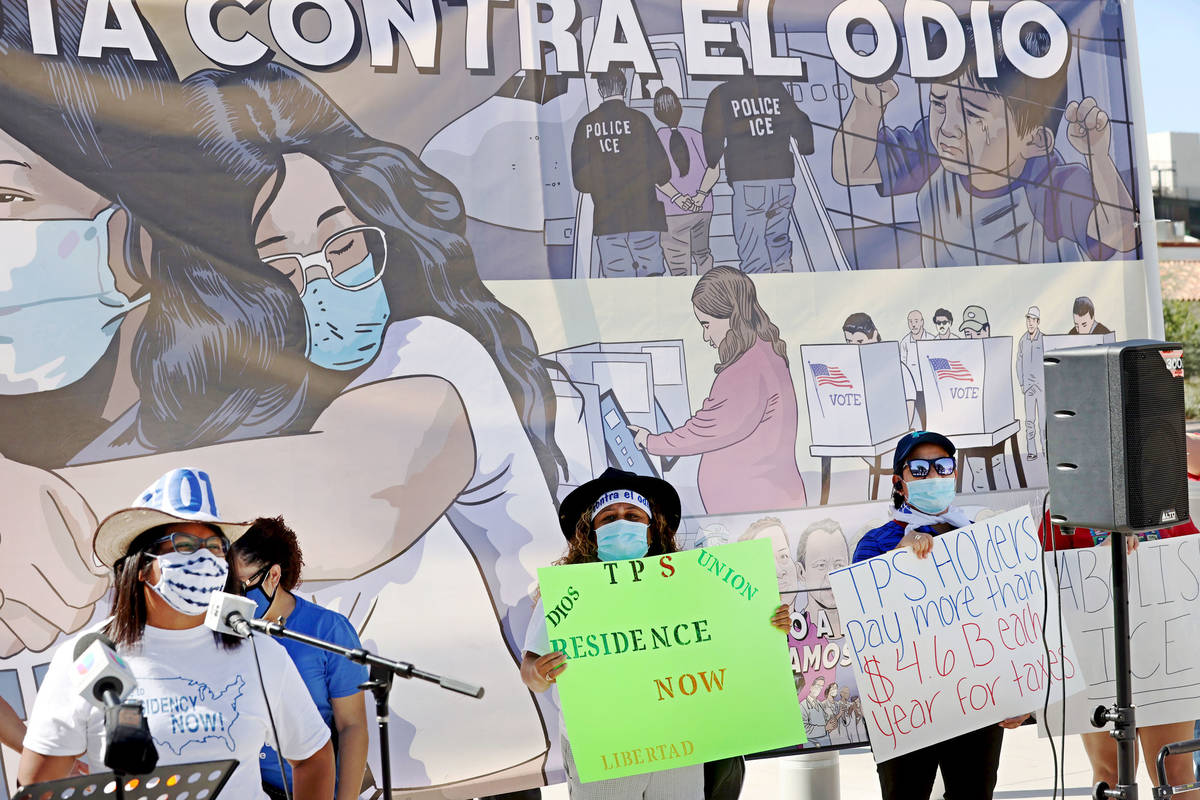 Claudia Lainez de Oakland habla durante una conferencia de prensa en Lloyd George U.S. Courthou ...