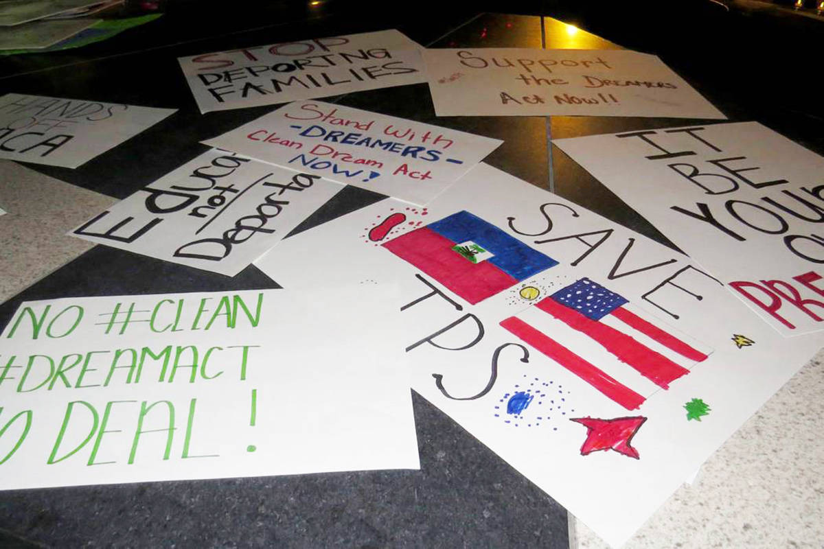 En esta foto de archivo se muestran pancartas con las que los manifestantes expresaron su apoyo ...