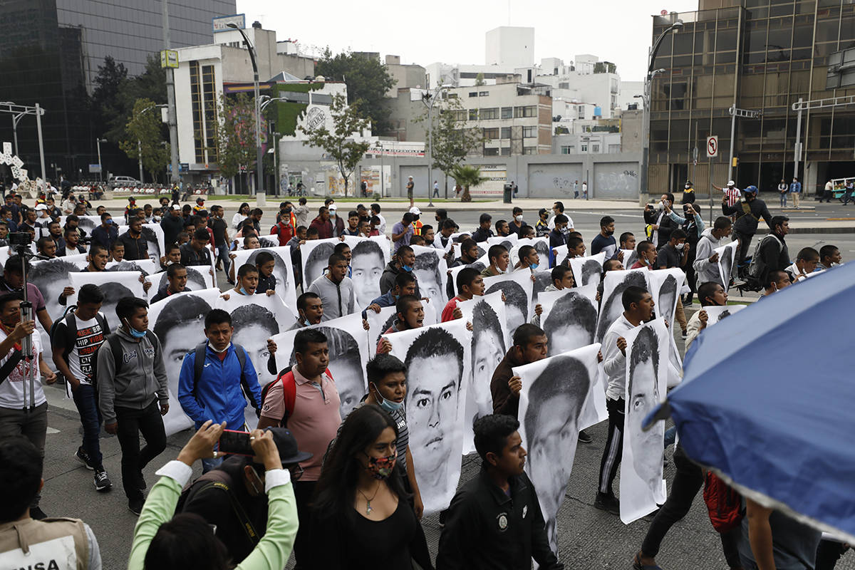 Estudiantes universitarios normales se unen a familiares de 43 estudiantes desaparecidos de la ...