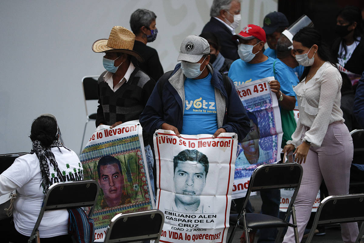 Los familiares de 43 profesores universitarios desaparecidos llevan imágenes de sus hijos desa ...