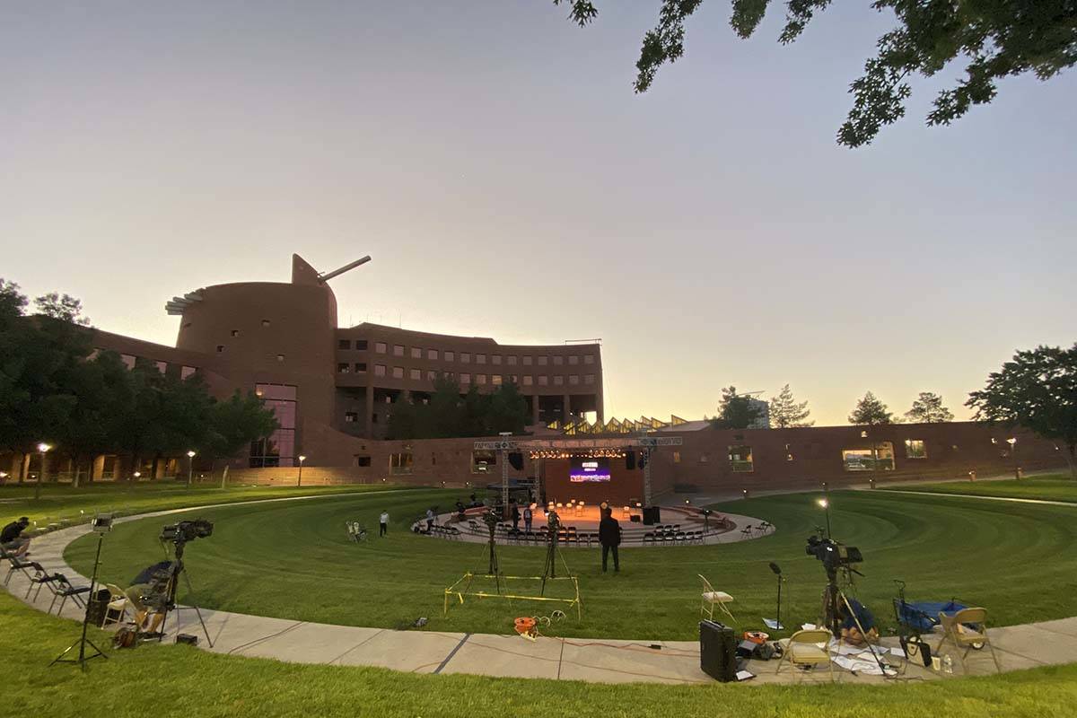 El 1 October Sunrise Remembrance comienza en el anfiteatro del Clark County Government Center e ...