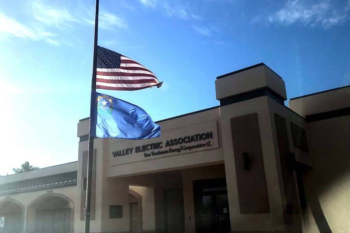 Banderas ondean a media asta en Pahrump en Valley Electric Association Inc. tras los tiroteos m ...