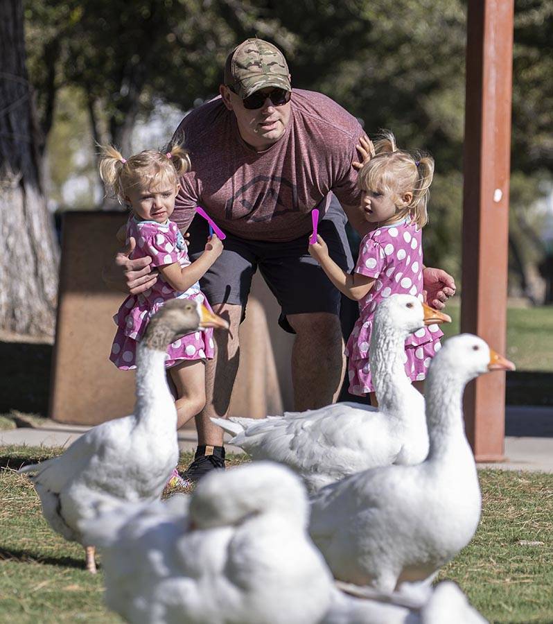 Derrick Agnew y sus hijas Eloise, de dos años, izquierda, Penélope, de tres años, observan g ...