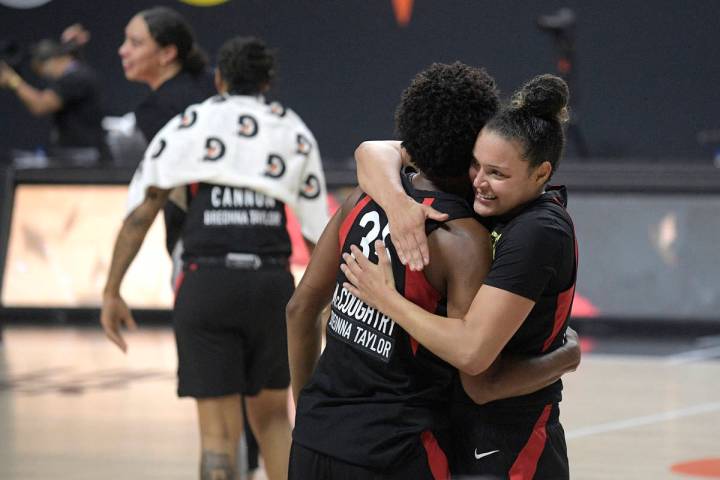 La alera de las Aces de Las Vegas, Angel McCoughtry (35), y la escolta Kayla McBride, a la dere ...