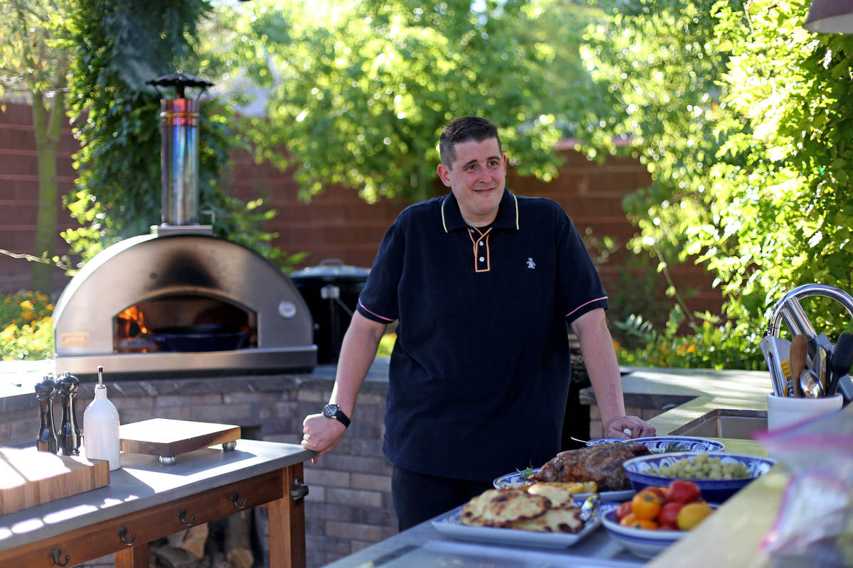 Matt Silverman, que dirige siete restaurantes y bares locales, en la cocina de su patio. (Rache ...