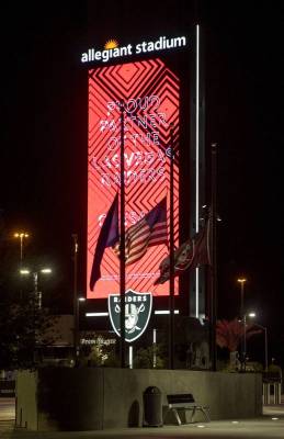 Las banderas están a media asta mientras los Raiders rinden homenaje a las víctimas del tirot ...