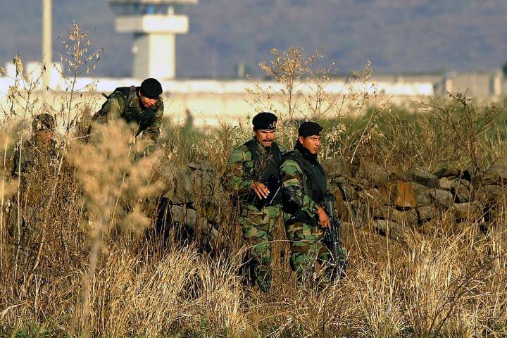 En esta fotografía de archivo del 28 de enero de 2005, soldados del ejército mexicano inspecc ...
