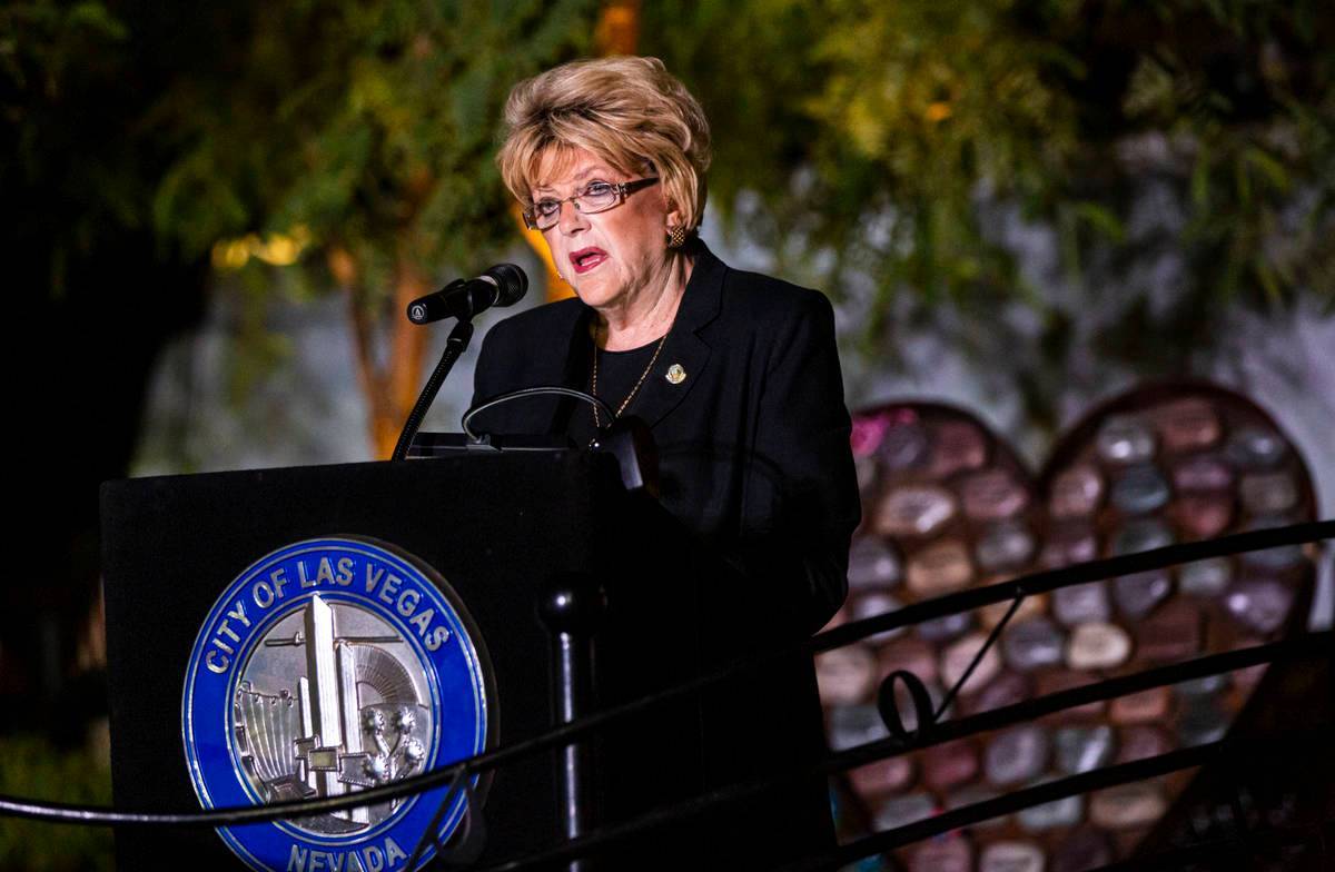 La alcaldesa de Las Vegas, Carolyn Goodman, habla antes de leer los nombres de las víctimas as ...