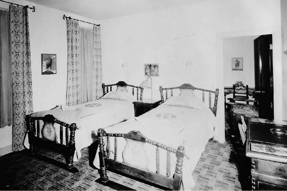 Una habitación del Hotel Apache en 1932. (Cortesía, Robert Stoldal Collection.)