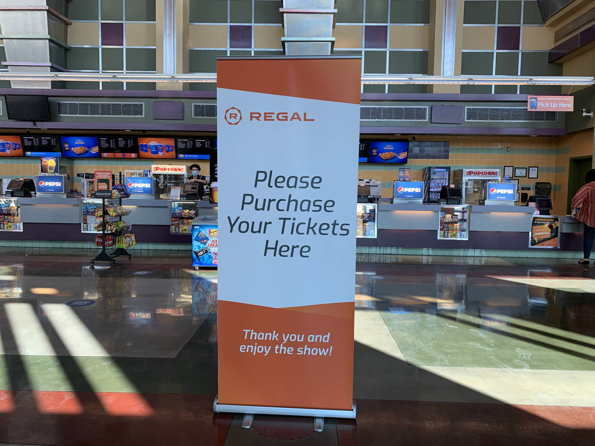 Un letrero de compra de boletos en el puesto de concesión en Regal Colonnade, en Las Vegas el ...