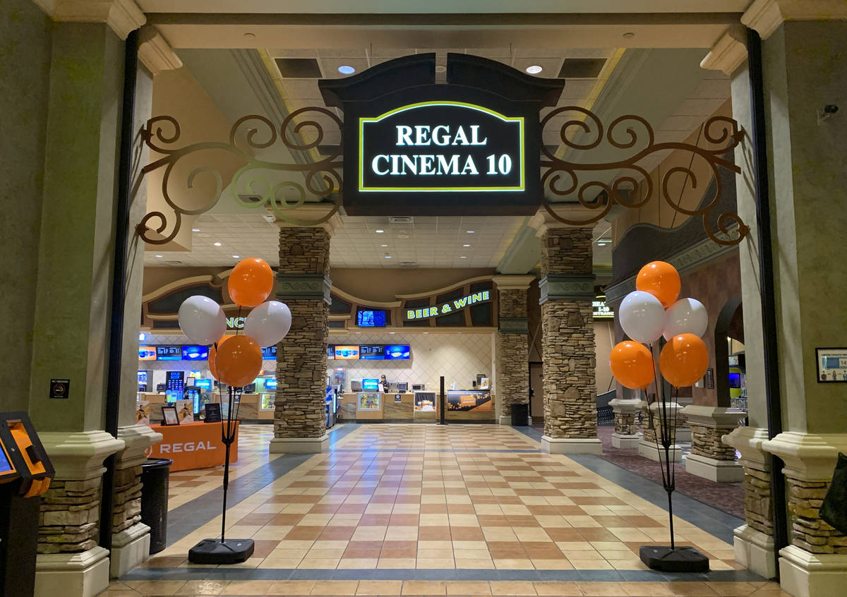 El vestíbulo de Regal Cinema 10 ubicado en Green Valley Ranch en Henderson el domingo, 4 de oc ...