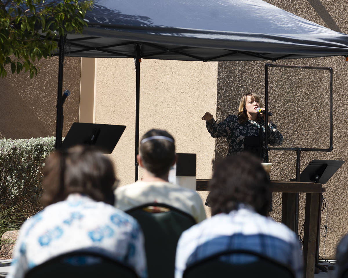 Katie Beall canta durante la primer misa en vivo de su iglesia desde que comenzaron las restric ...