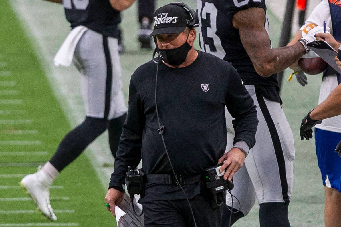 El entrenador de los Raiders, Jon Gruden, camina por la banca durante el segundo cuarto de un j ...