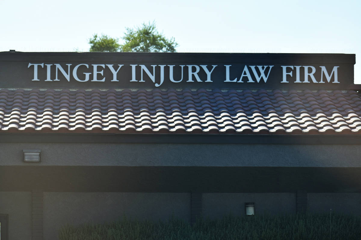 Oficina de Tingey Injury Law Firm, ubicada en 2001 W Charleston Blvd, Las Vegas, NV 89102. Lune ...