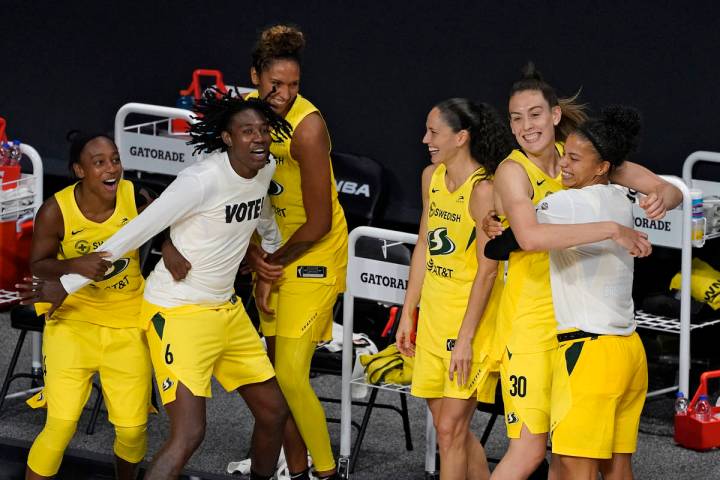 Seattle Storm celebra tras vencer a las Aces de Las Vegas para ganar el campeonato de la WNBA e ...