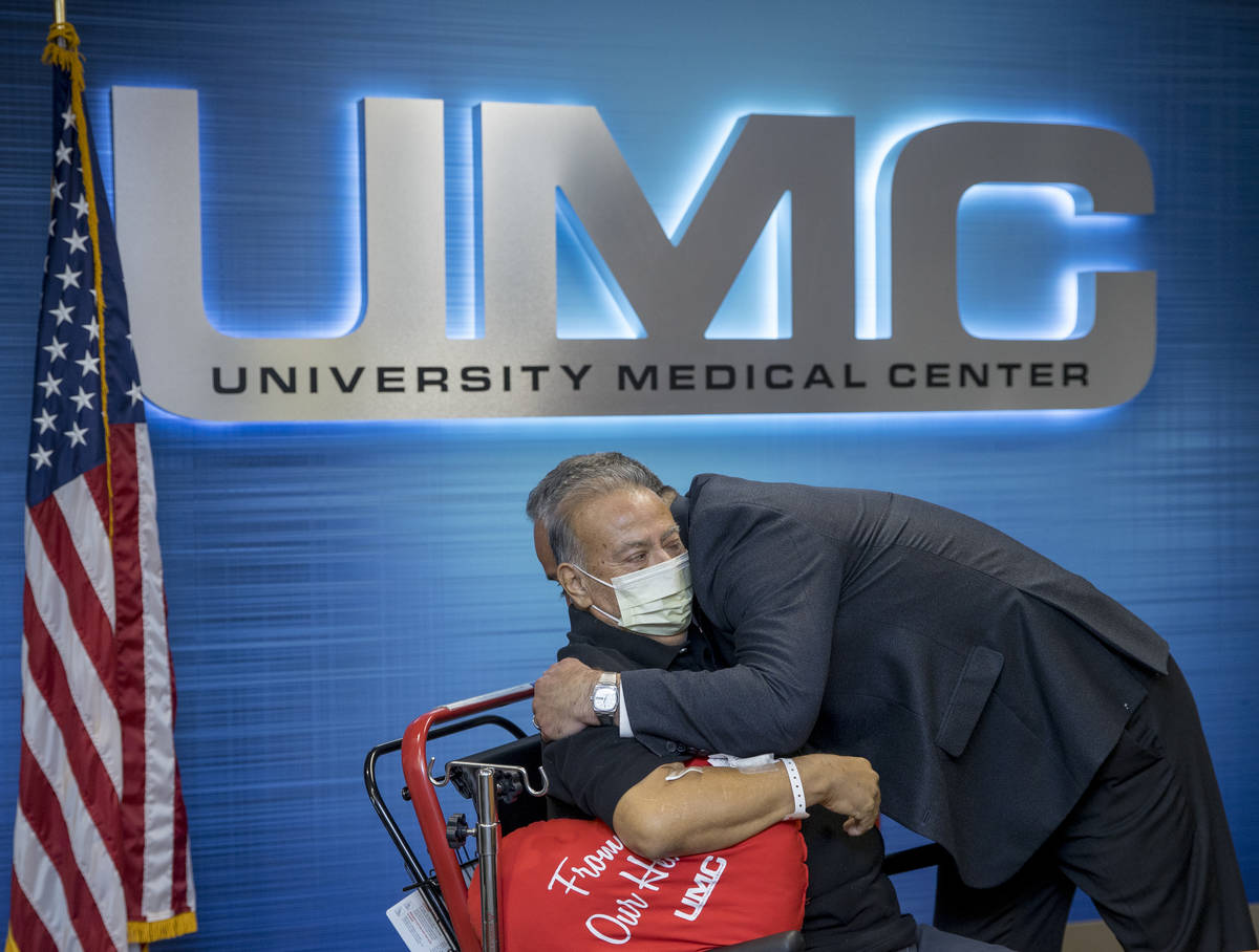 El director del University Medical Center, Mason Van Houweling, a la derecha, abraza a Pablo Be ...