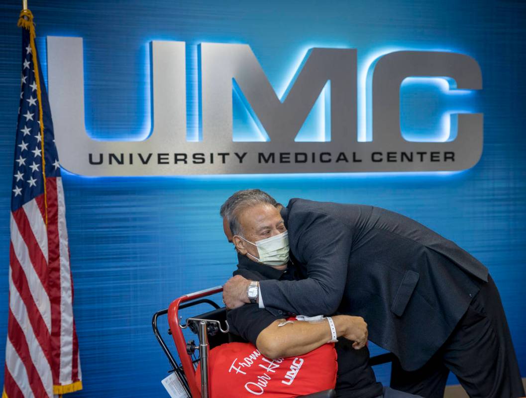 El director del University Medical Center, Mason Van Houweling, a la derecha, abraza a Pablo Be ...