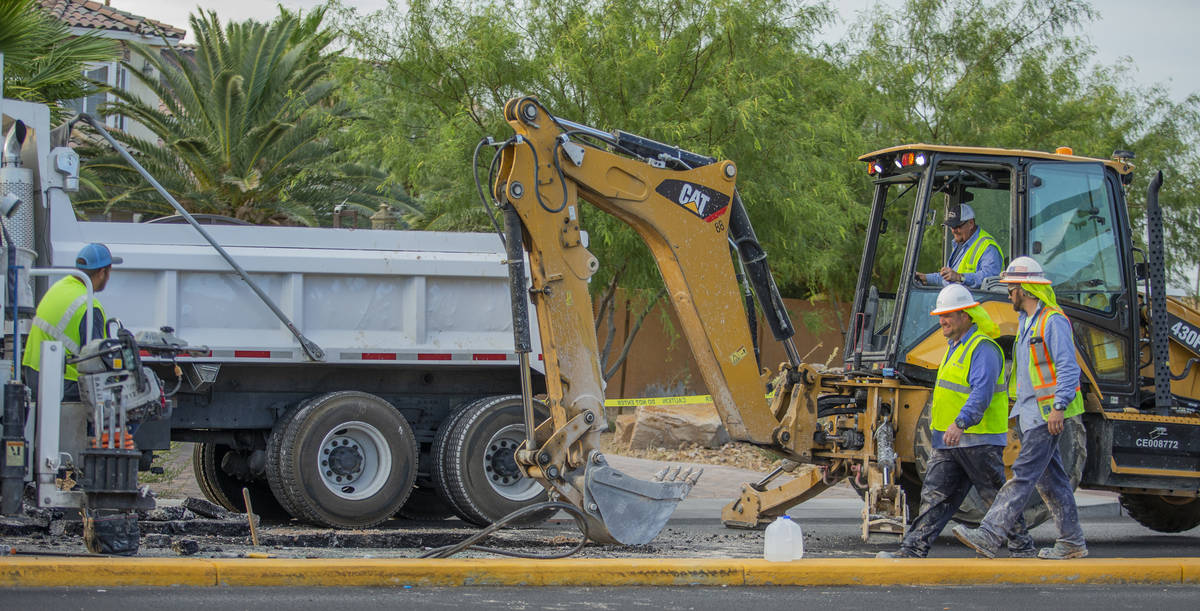 Trabajadores de Las Vegas Valley Water District reparan una tubería averiada que dañó vehíc ...