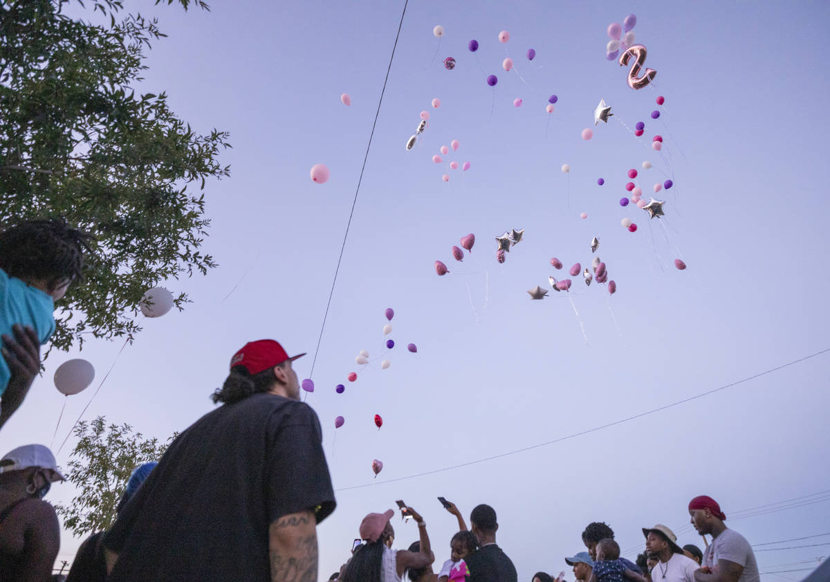 Familia y amigos lanzan globos en memoria de Sayah Deal, de un año y nueve meses de edad, en l ...