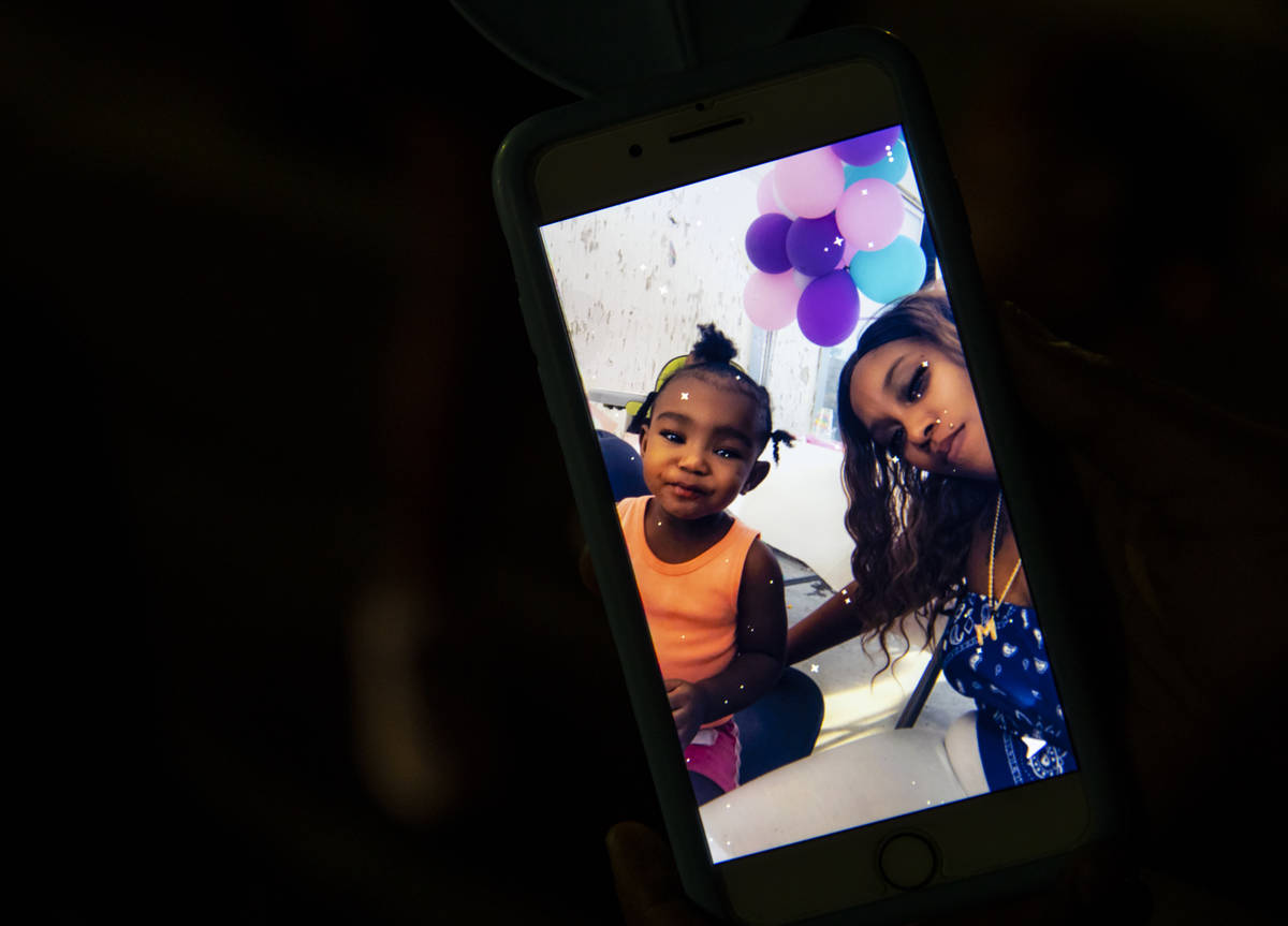 Mariah Coleman aparece en una foto con su hija, Sayah Deal de un año, en Las Vegas el martes, ...