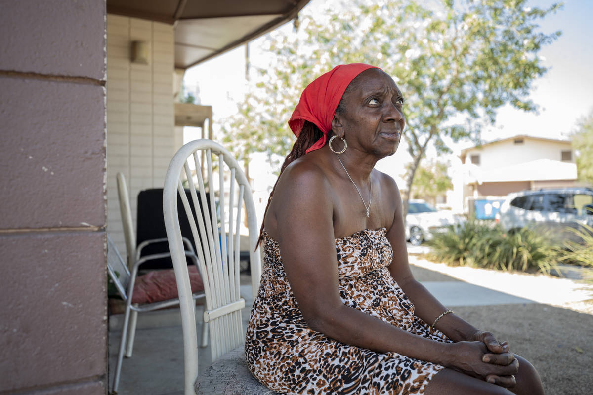 Shellie Ratliff, de 64, se sienta en su porche el 6 de octubre de 2020, donde presenció la esc ...