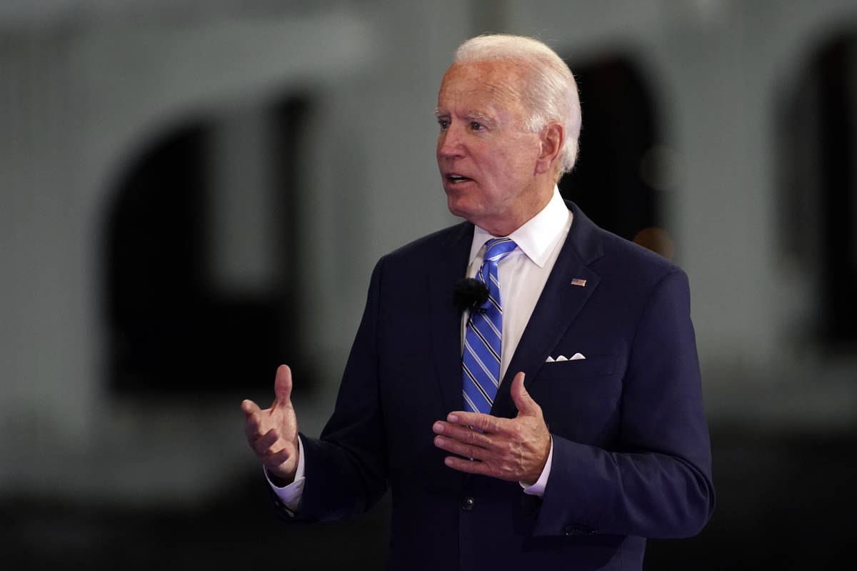 El candidato presidencial demócrata, el ex vicepresidente Joe Biden, habla en el Town Hall de ...