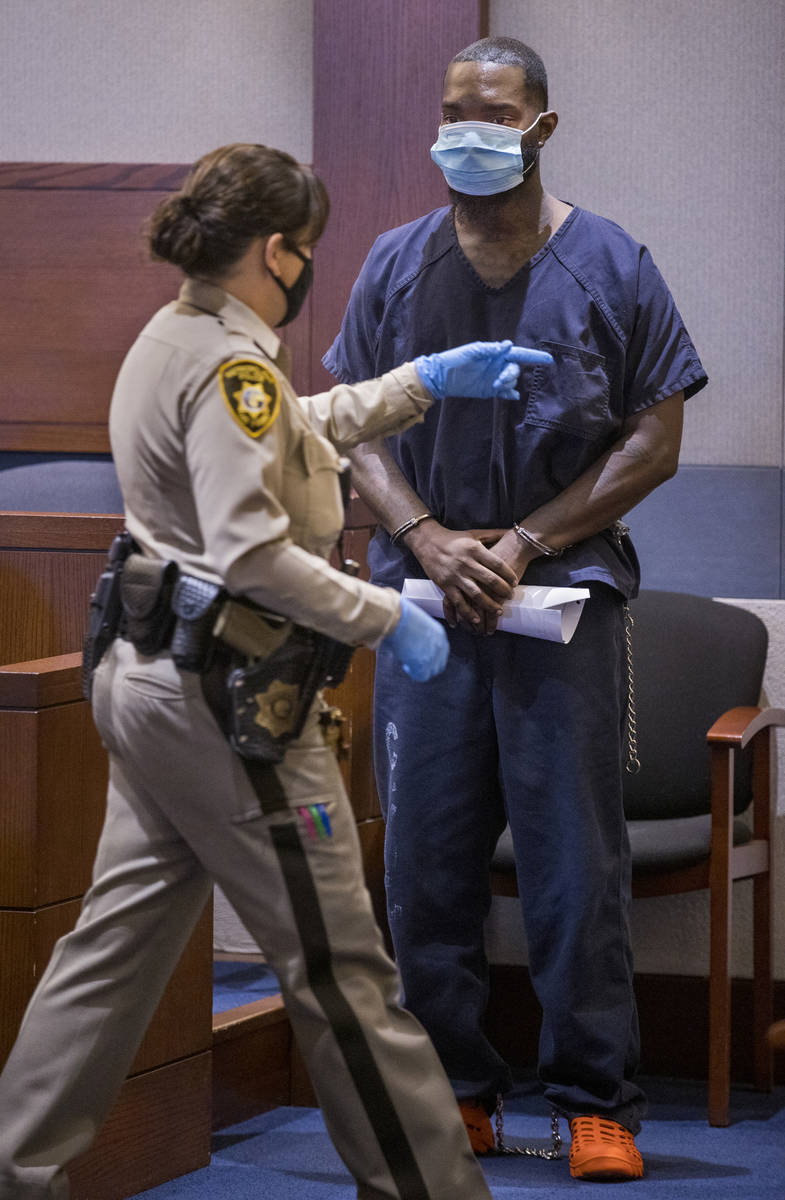 Sidney Deal es instruido a salir de la sala del Centro Regional de Justicia de Las Vegas el jue ...