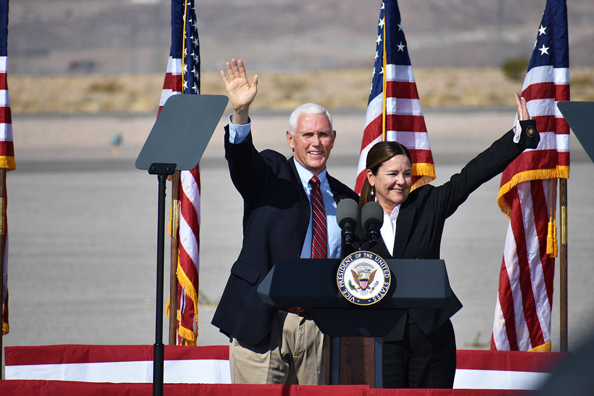 El vicepresidente Mike Pence estuvo acompañado por su esposa, la segunda dama Karen Pence. Jue ...