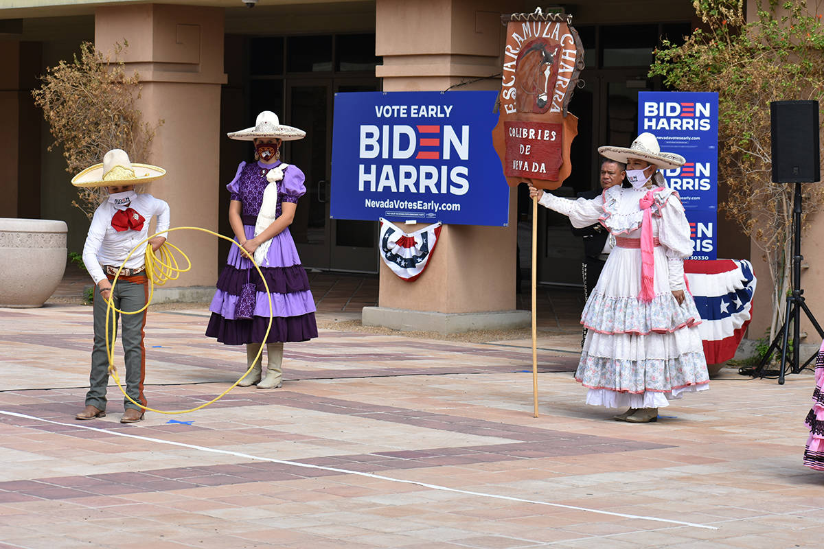 Un grupo de mariachi y escaramuzas participó en un mitin de campaña del ex-vicepresidente Joe ...