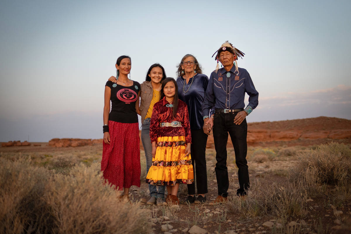 La familia Benally, que practica la medicina tradicional Navajo, posa en la reserva Navajo el 1 ...