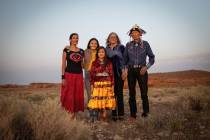La familia Benally, que practica la medicina tradicional Navajo, posa en la reserva Navajo el 1 ...