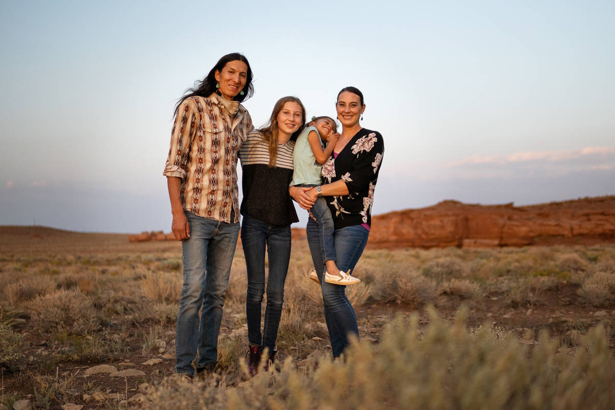 Clayson Benally posa con su familia en la reserva Navajo el 19 de septiembre de 2020. De izquie ...