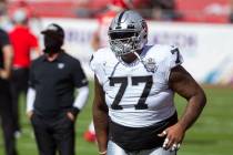 El tackle ofensivo de los Raiders de Las Vegas, Trent Brown (77), calienta en el campo antes de ...