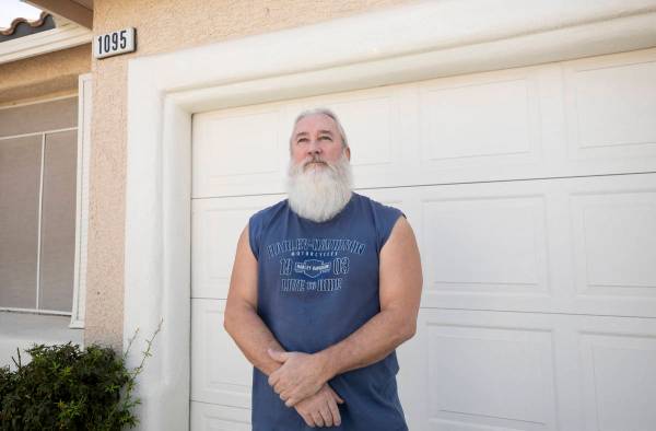 El propietario de Las Vegas, Bob Smith, de 57 años, es fotografiado fuera de su casa de alquil ...