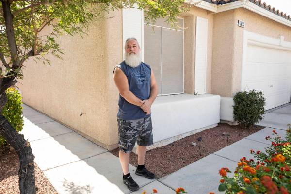 El propietario de Las Vegas, Bob Smith, de 57 años, es fotografiado fuera de su casa de alquil ...