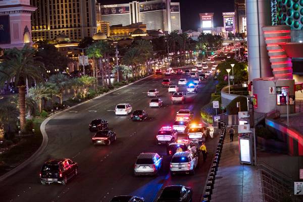 Policías en el Strip donde un hombre fue disparado en Miracle Mile Shops en Las Vegas el domin ...