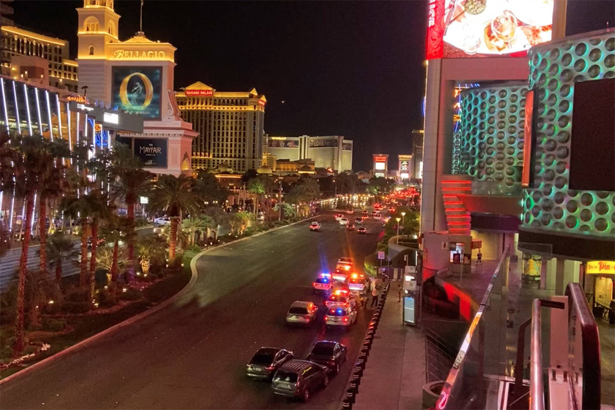 Policías en el Strip donde un hombre fue disparado en Miracle Mile Shops en Las Vegas el domin ...