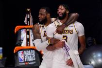 LeBron James (23) y Anthony Davis (3) de los Lakers de Los Ángeles celebran después de que de ...