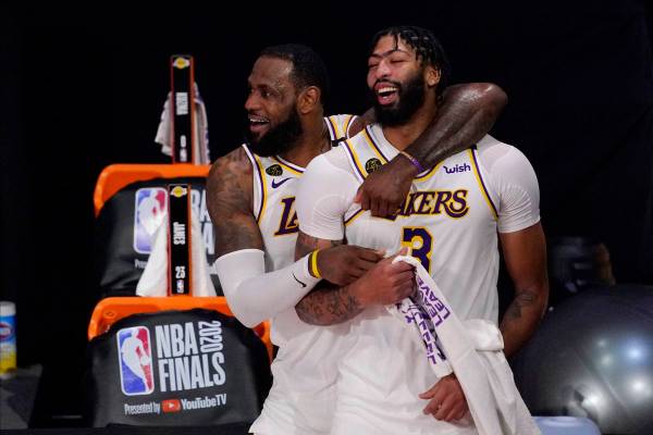 LeBron James (23) y Anthony Davis (3) de los Lakers de Los Ángeles celebran después de que de ...