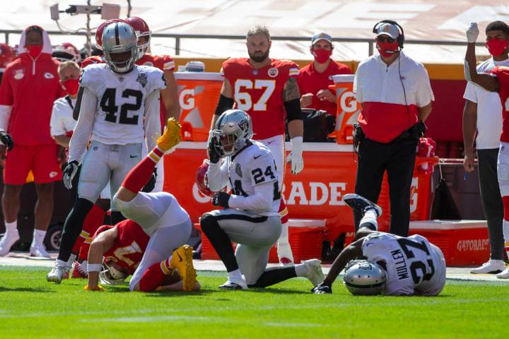 El strong safety de los Raiders de Las Vegas, Johnathan Abram (24), observa después de enfrent ...