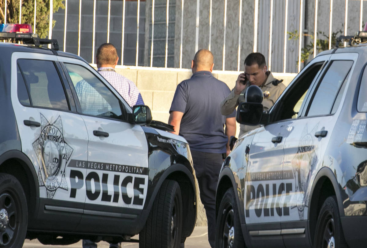 El Departamento de Policía Metropolitana está investigando un homicidio en West Decatur Boule ...