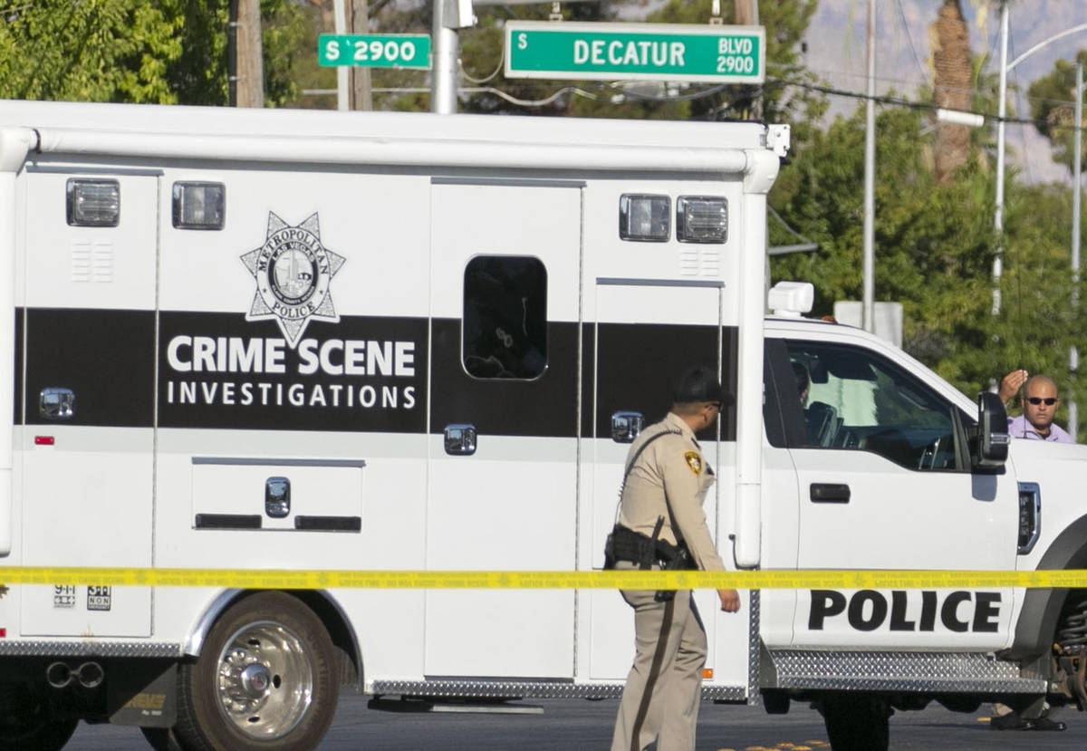 El Departamento de Policía Metropolitana está investigando un homicidio en West Decatur Boule ...