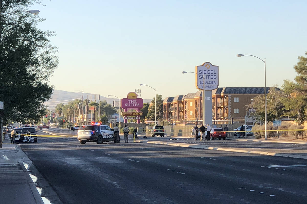 Una unidad de la policía de Las Vegas bloquea la carretera mientras los oficiales investigan u ...