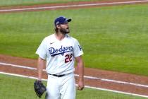 El abridor de los Dodgers de Los Ángeles, Clayton Kershaw, se dirige al dugout después de com ...