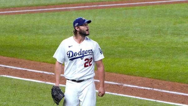 El abridor de los Dodgers de Los Ángeles, Clayton Kershaw, se dirige al dugout después de com ...