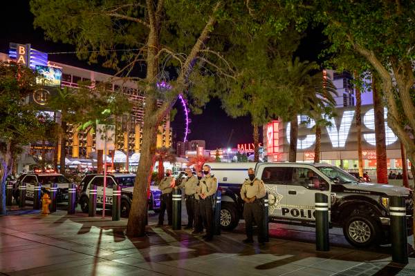 La Policía Metropolitana de Las Vegas patrulla el Strip de Las Vegas el jueves, 15 de octubre ...