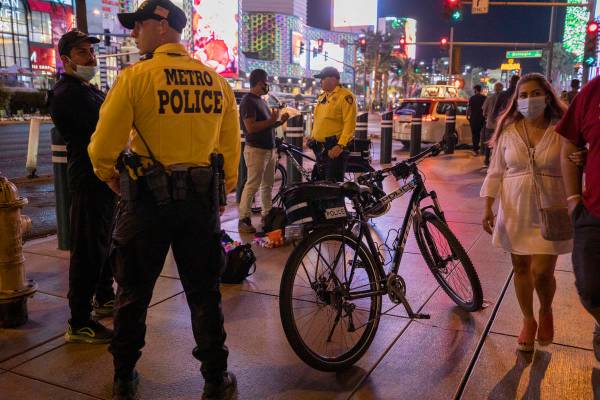 La Policía Metropolitana de Las Vegas patrulla el Strip de Las Vegas el jueves, 15 de octubre ...