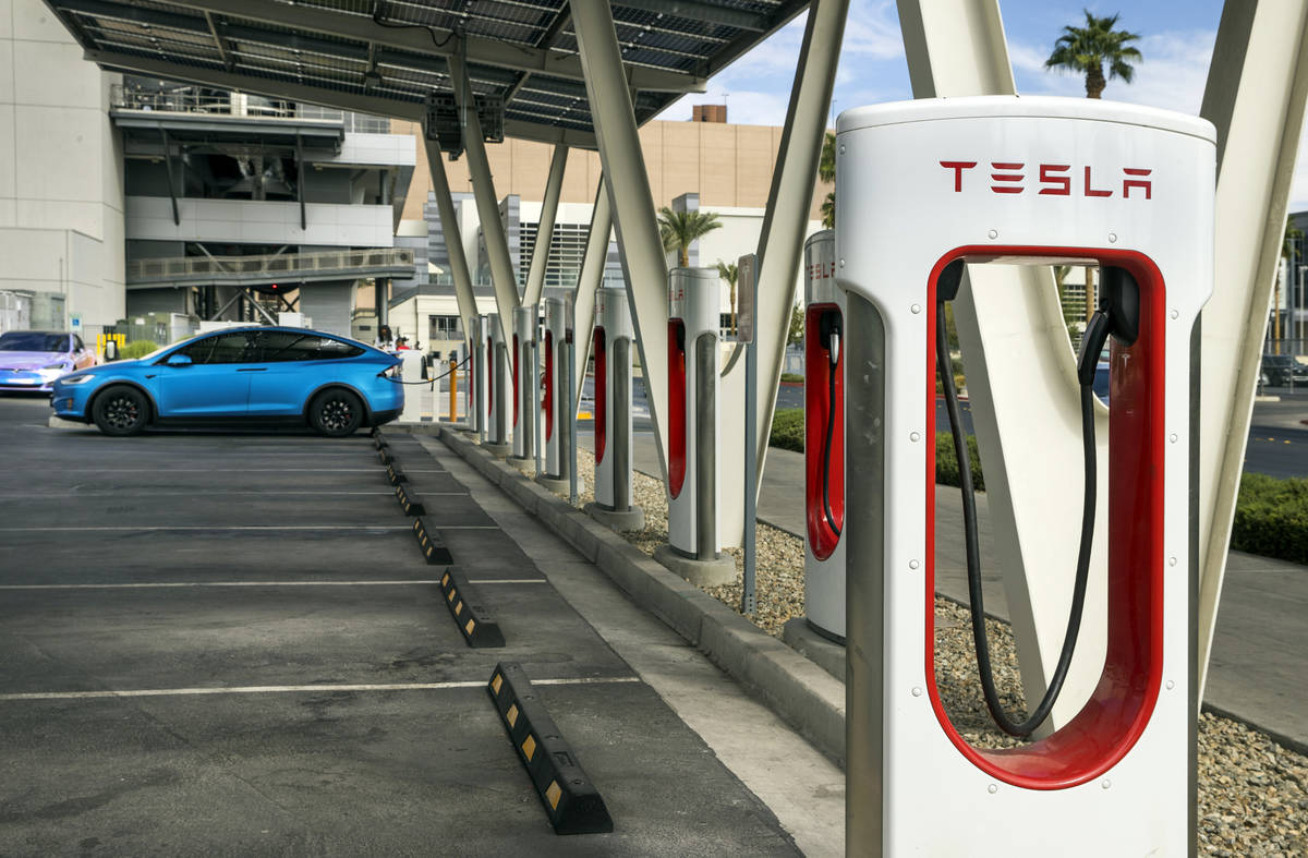 Coche conectado en la estación de Tesla Supercharger cerca de The Linq y High Roller el vierne ...